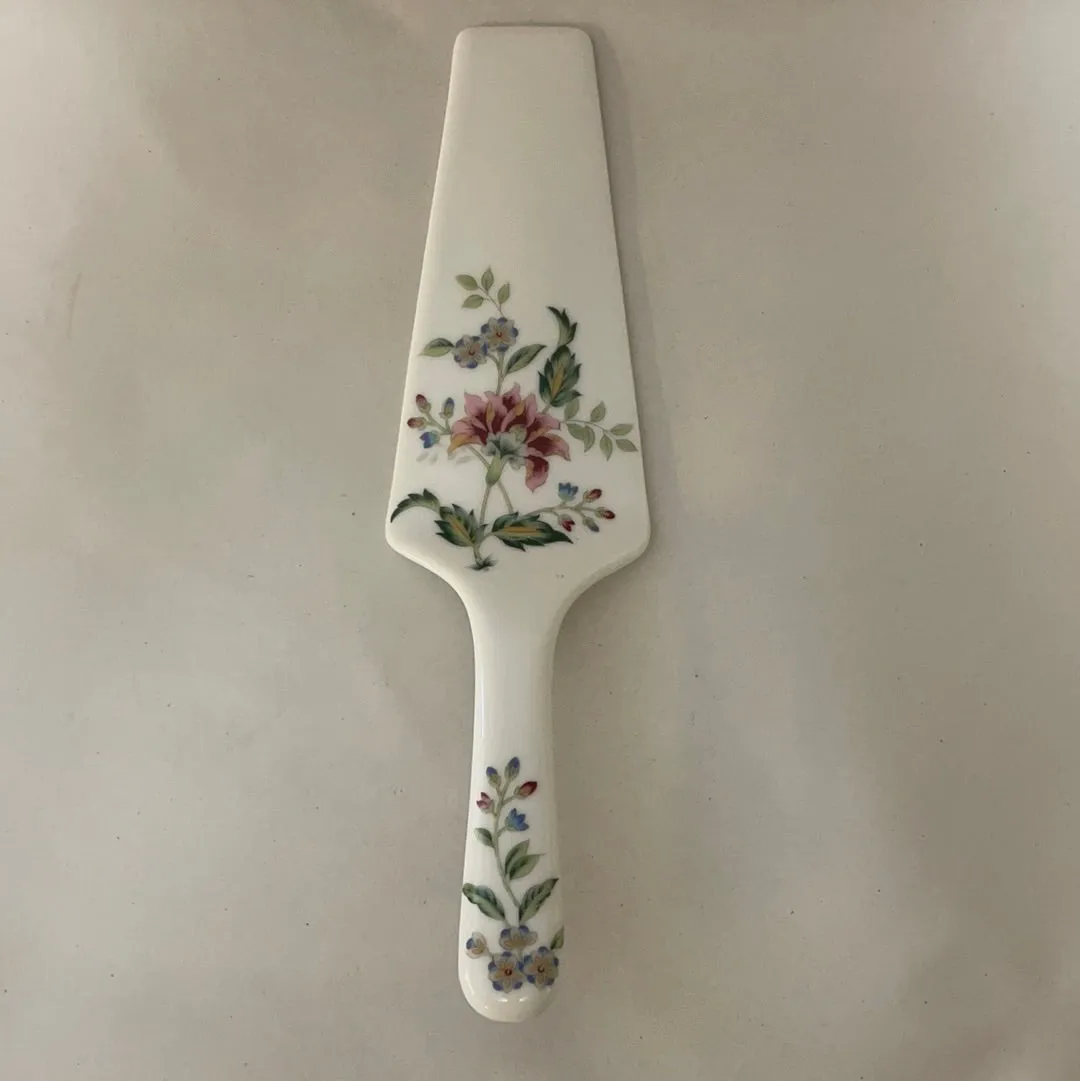 (FB) <€€ Vintage Andrea By Sadek Buckingham 10" Cake Pie Server White Floral Ceramic