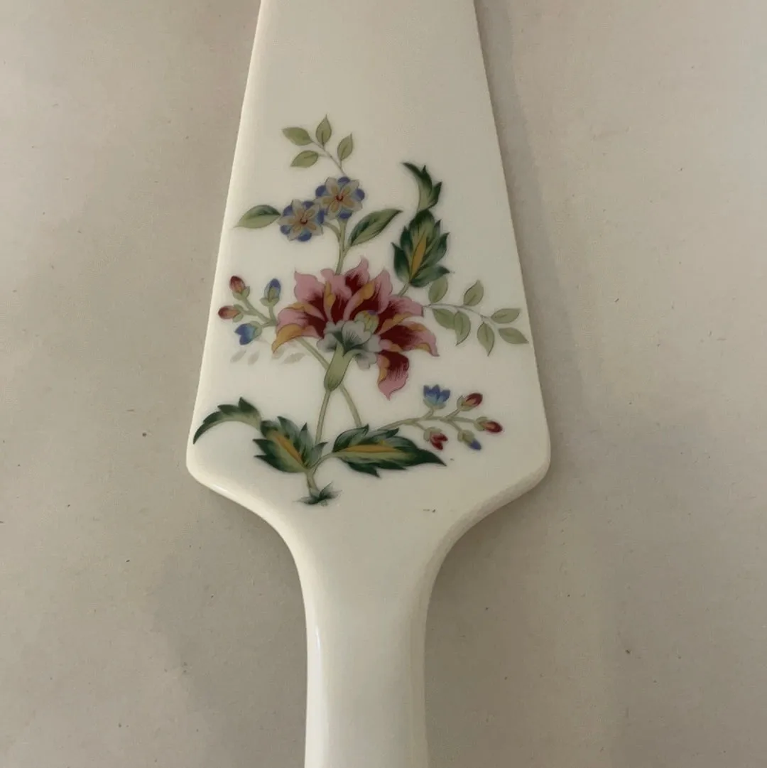 (FB) <€€ Vintage Andrea By Sadek Buckingham 10" Cake Pie Server White Floral Ceramic